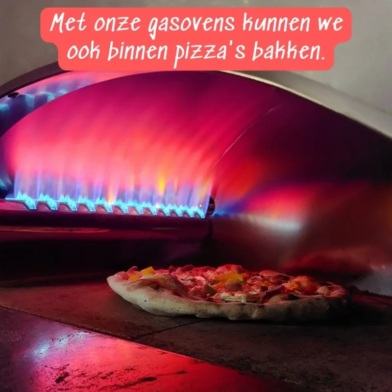 Pizza-bakken-in-pizzaoven-op-gas-1